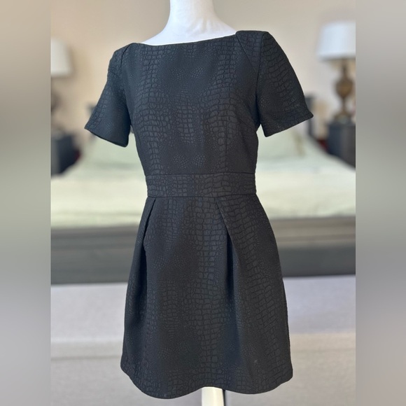 French Connection Women's Croc Luxe Short Sleeve
Sheath Dress Size 8 - Picture 8 of 8